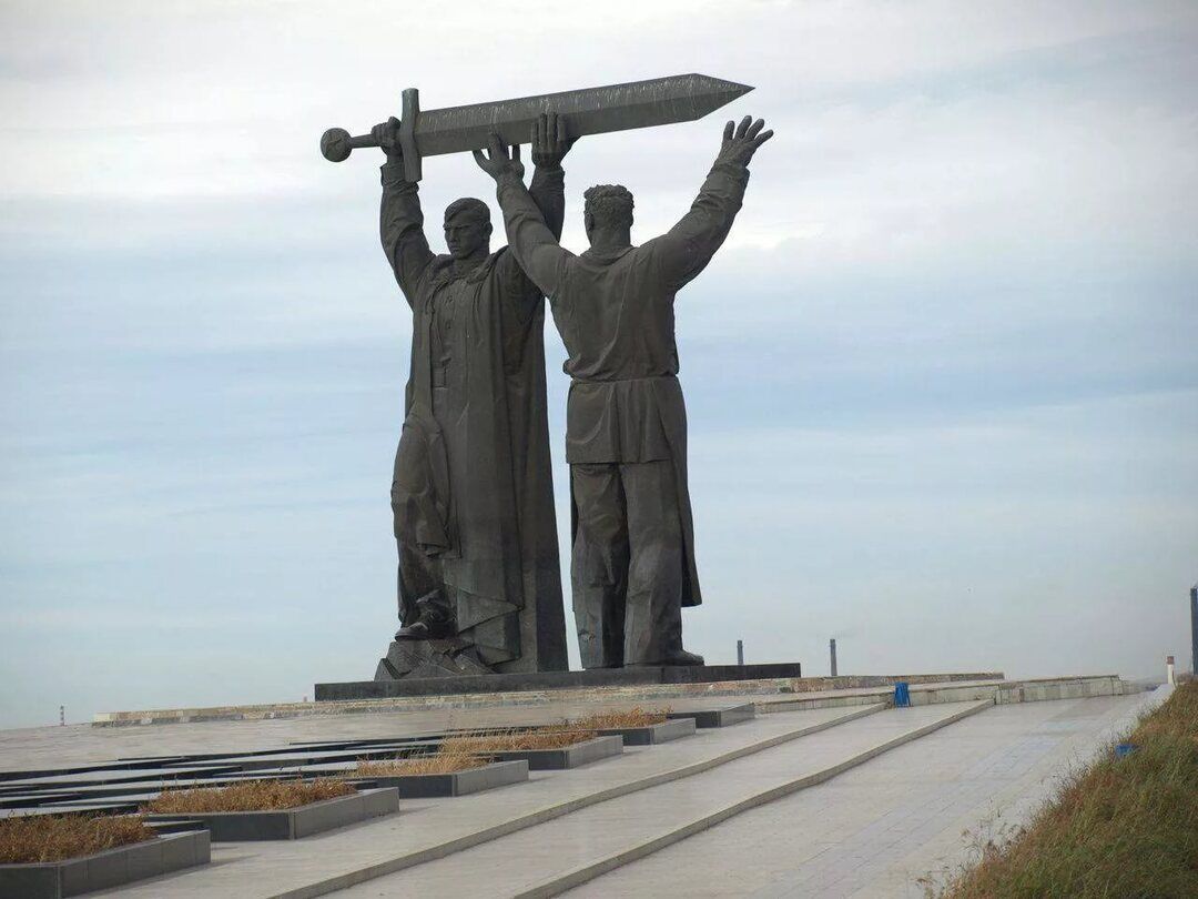 Памятник "Тыл и фронт"