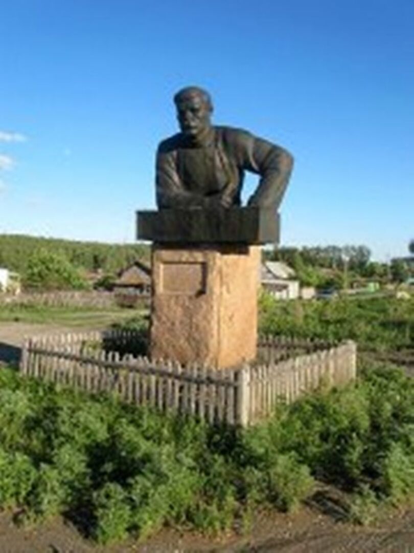 Памятник первому председателю сельского Совета Ларину С.Т.