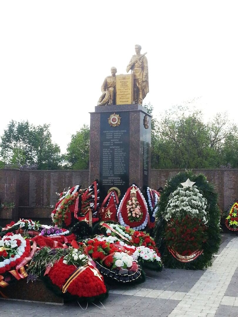 Братская могила 4360 советских воинов, погибших в боях с фашистскими захватчиками