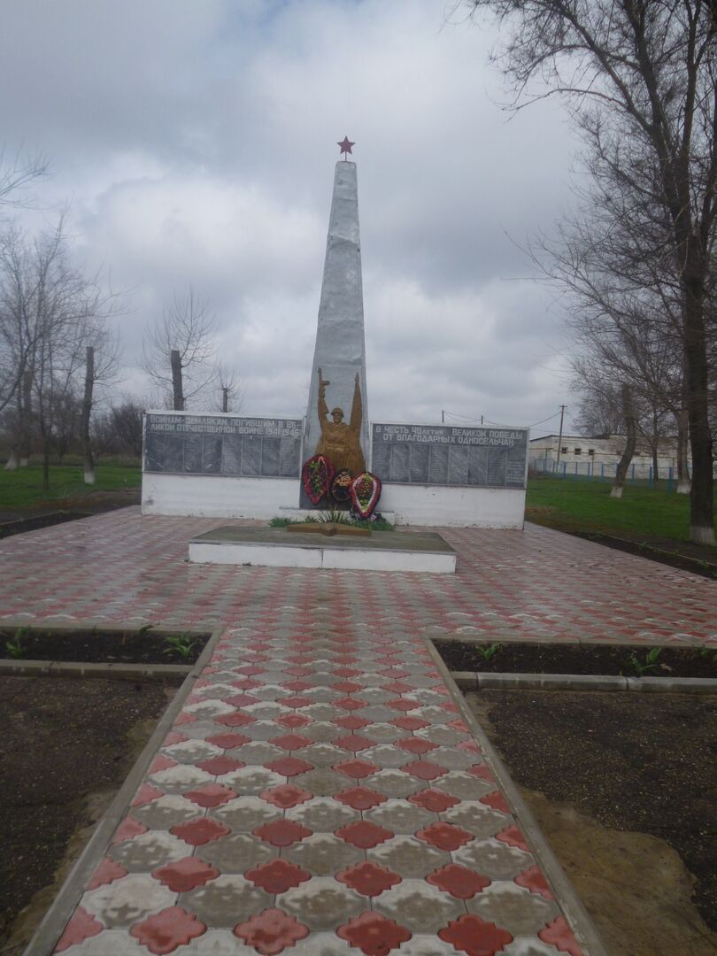 Село красное краснодарский край кущевский. Памятник землякам погибшим в годы Великой Отечественной войны. 2) Памятникам землякам, погибшим в ВОВ Кущевская. Памятники ВОВ Кущевского района. Ст Кущевская ВОВ памятник.