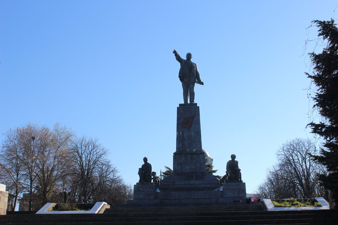 Памятник ленину в челябинске на площади революции фото