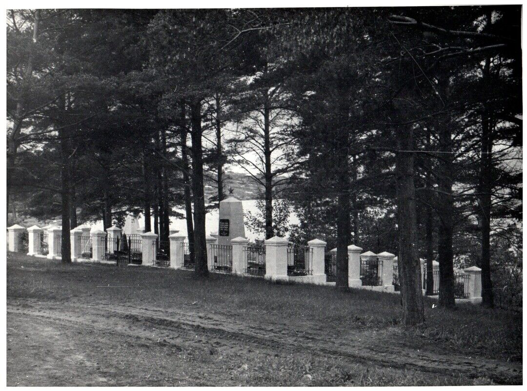 Братская могила советских воинов, погибших в боях с фашистами