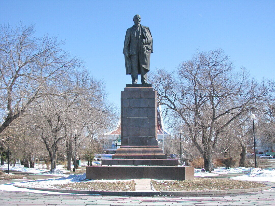 Памятник В.И. Ленину на площади имени Ленина (автор Абдурахманов)