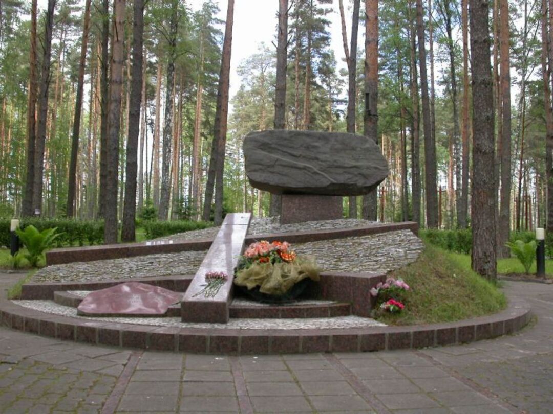 Место массовых захоронений жертв тоталитарных репрессий
