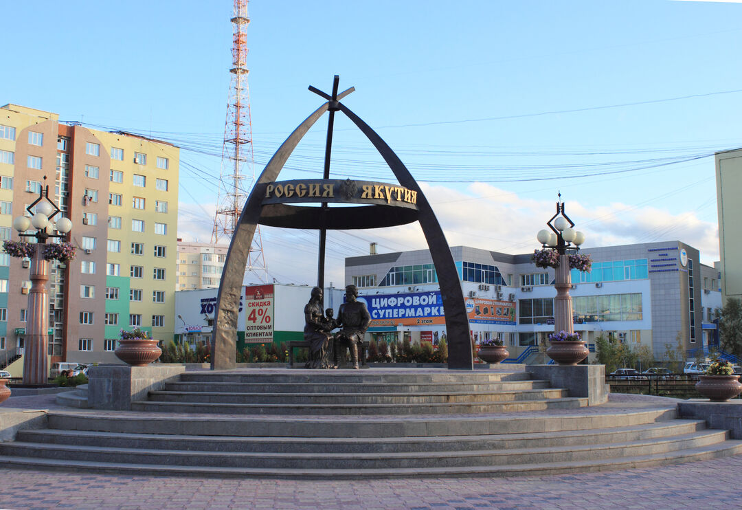 Дежнев якутск. Якутск памятник Дежнёву и Абакаяде. Памятник Дежневу в Якутске. Памятник Семену Дежневу в Якутске.