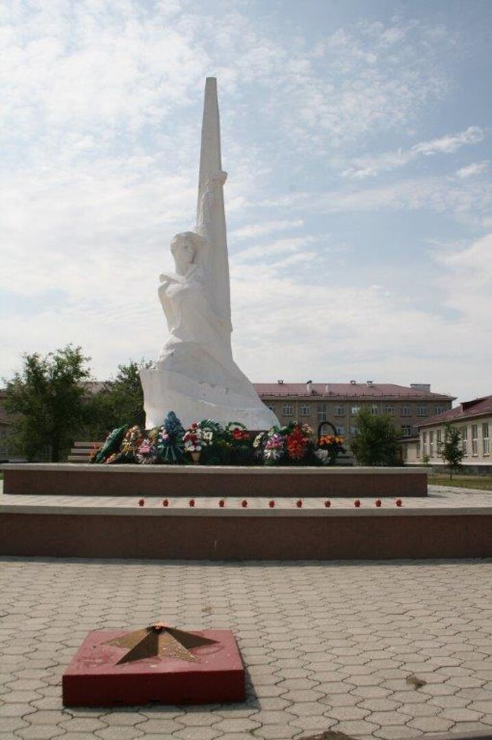 Село величаевское ставропольский край левокумский. Памятник Величаевским молодогвардейцам. Музей Молодогвардейцев с.Величаевское. Ставропольский край Левокумский район село Величаевское. Памятник в селе Величаевское.