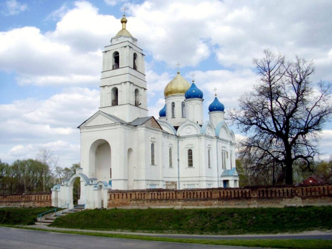 Курская область суджанский. Храм Рождества Христова (Уланок). Курская область Суджанский район село Уланок. Церковь Рождества Христова Суджа. Храм Рождества Христова в Уланке Курской области.