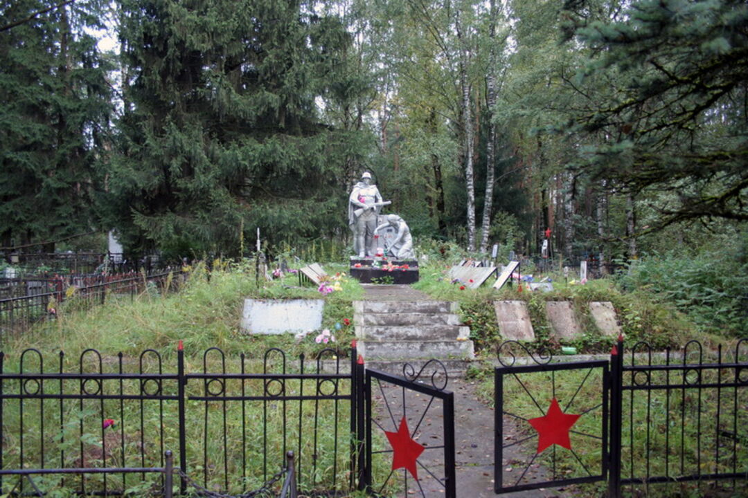 Братское захоронение советских воинов, погибших в 1941 - 44 гг.; в числе захороненных – Герой Советского Союза: Молодцов Дмитрий Семенович (1908 - 1943), рядом, в 5 м – братское захоронение воинов-танкистов