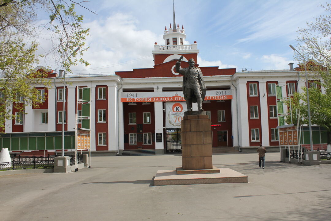 Заводы копейска. Копейск памятник Кирову. Завод Кирова Копейск. С.М. Киров Северодвинск памятник. Памятник Кирову в Челябинске.