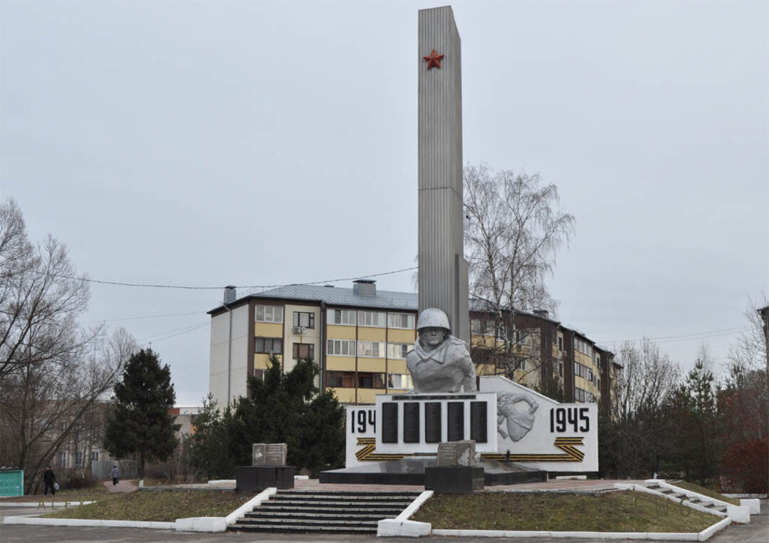 Братская могила советских воинов