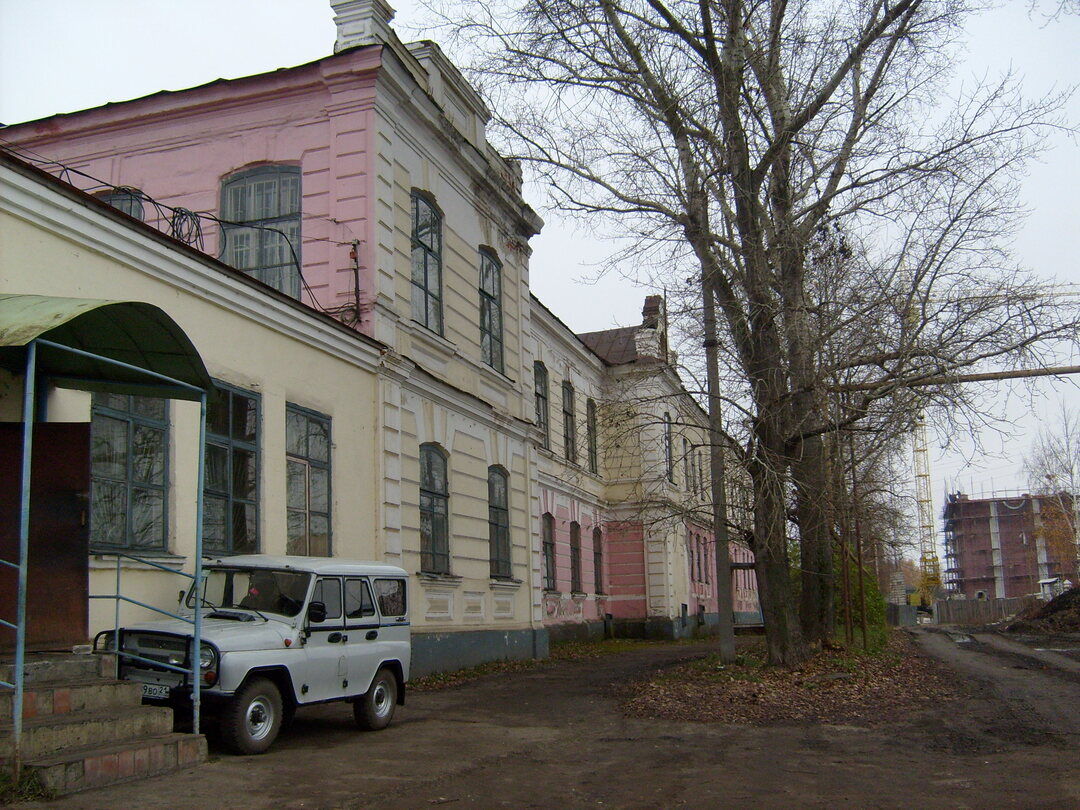 Каменное двухэтажное здание бывшего  духовного училища