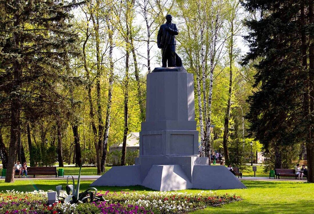 Памятник В.И. Ленину,  Мордовия,  Саранск, городской парк .