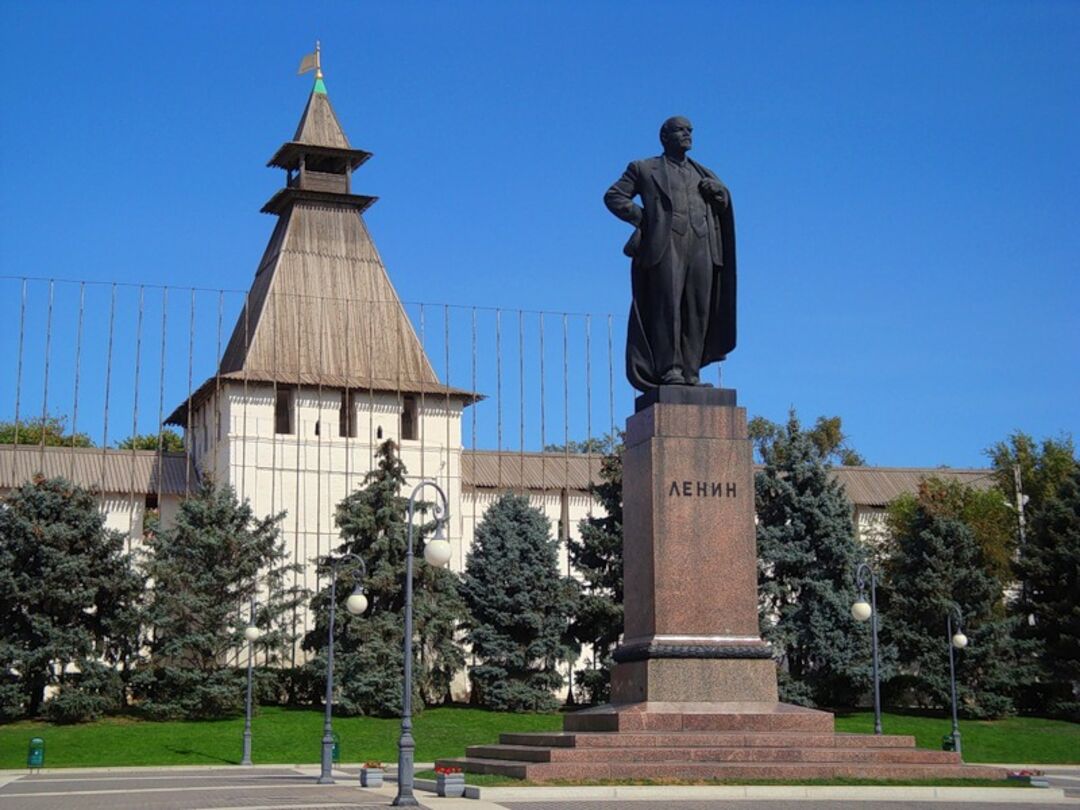 Площадь имени ленина астрахань. Площадь Ленина Астрахань. Памятник Ленину в Астрахани. Город Астрахань площадь Ленина. Достопримечательности Астрахани площадь Ленина.