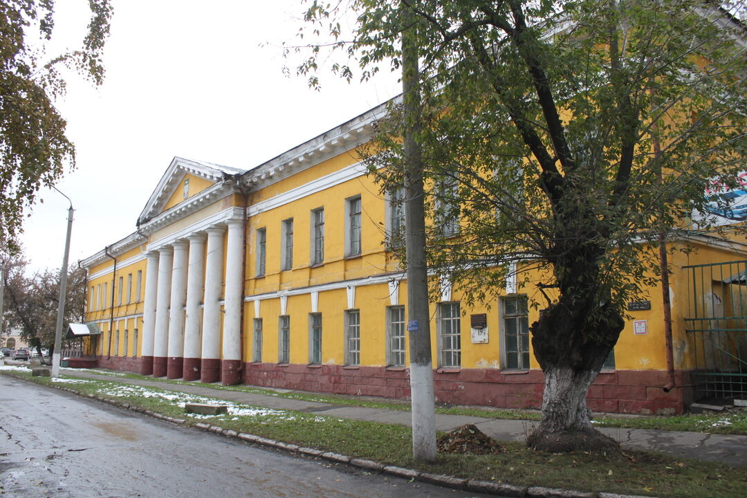 Перевальск госпиталь. Горный госпиталь Барнаул. Здание горного госпиталя Барнаул. Барнаул Демидовская площадь здание горного госпиталя. Горный госпиталь Барнаул в 19 веке.
