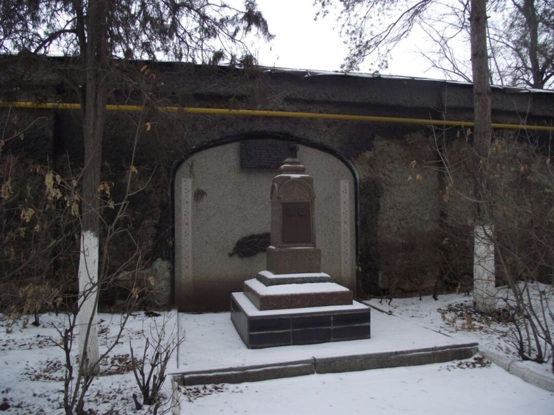 Могила доктора И.А. Деминского и медсестры  Е.М. Красильниковой, погибших при исполнении  долга от чумы в с. Рахинка в 1912 г.