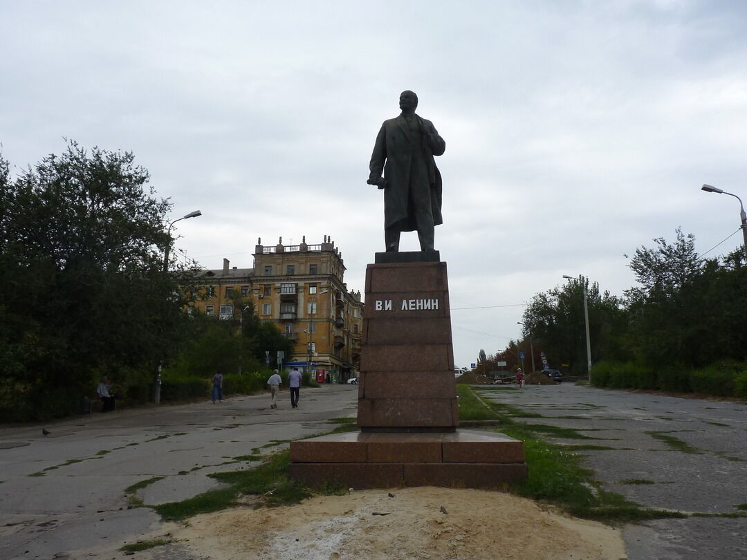 Улица краснооктябрьская волгоград. Памятник Ленину в Волгограде в Краснооктябрьском районе. Памятник Ленину в Волгограде, улица Титова. Статуя Ленина в Волгограде Краснооктябрьский. Памятник Ленину в Волгограде Титова.