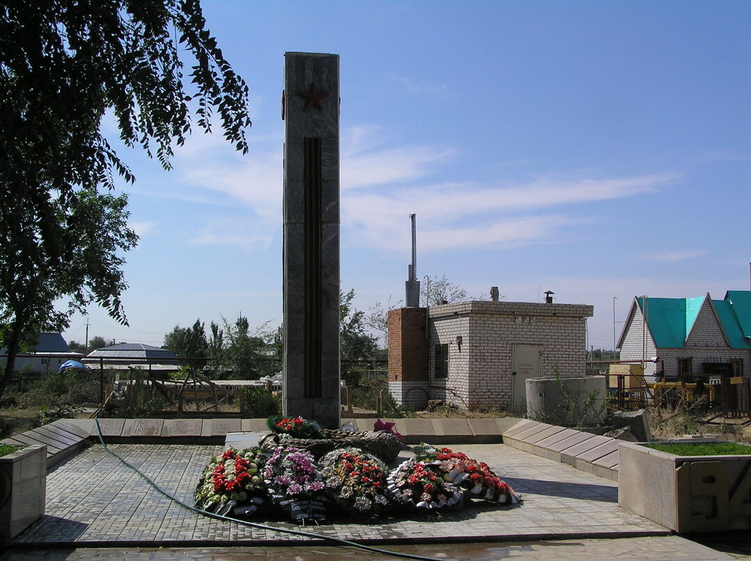 Городищенская область. Волгоградская область Городищенский район село Карповка. Село Карповка Городищенский район Волгоград. Братская могила Карповка Волгоградская область. Волгоград, село Карповка.