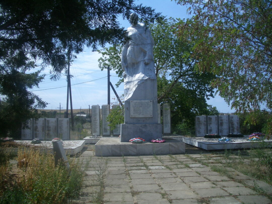 Погода в станице волгоградской. Станица Сиротинская Волгоградская область. Сиротинская станица Иловлинского района. Станица Сиротинская Волгоградская область Иловлинский район. Станица Сиротинская Братская могила.