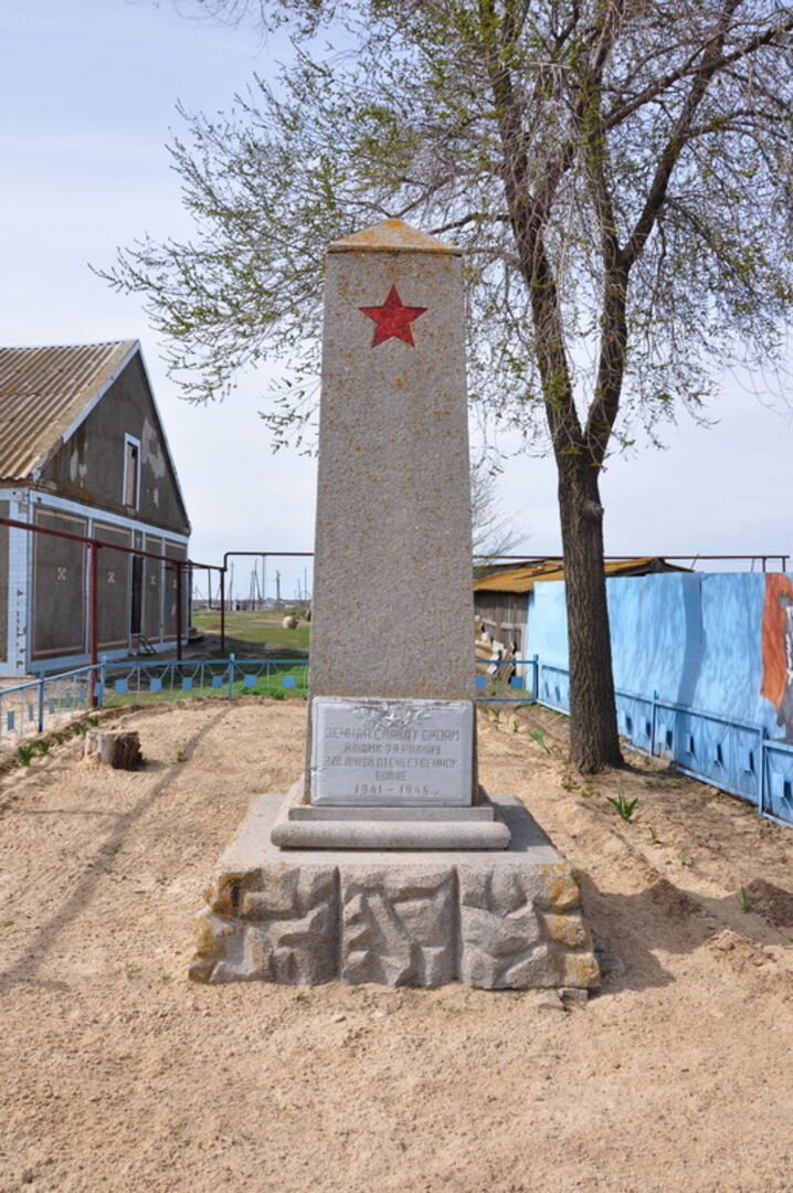 Хутор степной волгоградская. Хутор Степной Волгоградская область Калачевский район. Хутор Тихоновка Калачевский район памятник. Тихоновка Калачевский район Волгоградская область. Братская могила Калачевский район Волгоградская область.