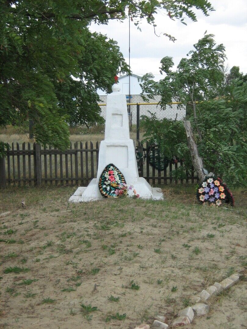 Погода в калмыковском клетском районе волгоградской. Станица Клетская Волгоградской области Братская могила. Волгоградская область Клетский район Братские могилы. Волгоградская область Клетский район Хутор Калмыковский. Калмыковский Хутор Волгоградская область Братская могила.