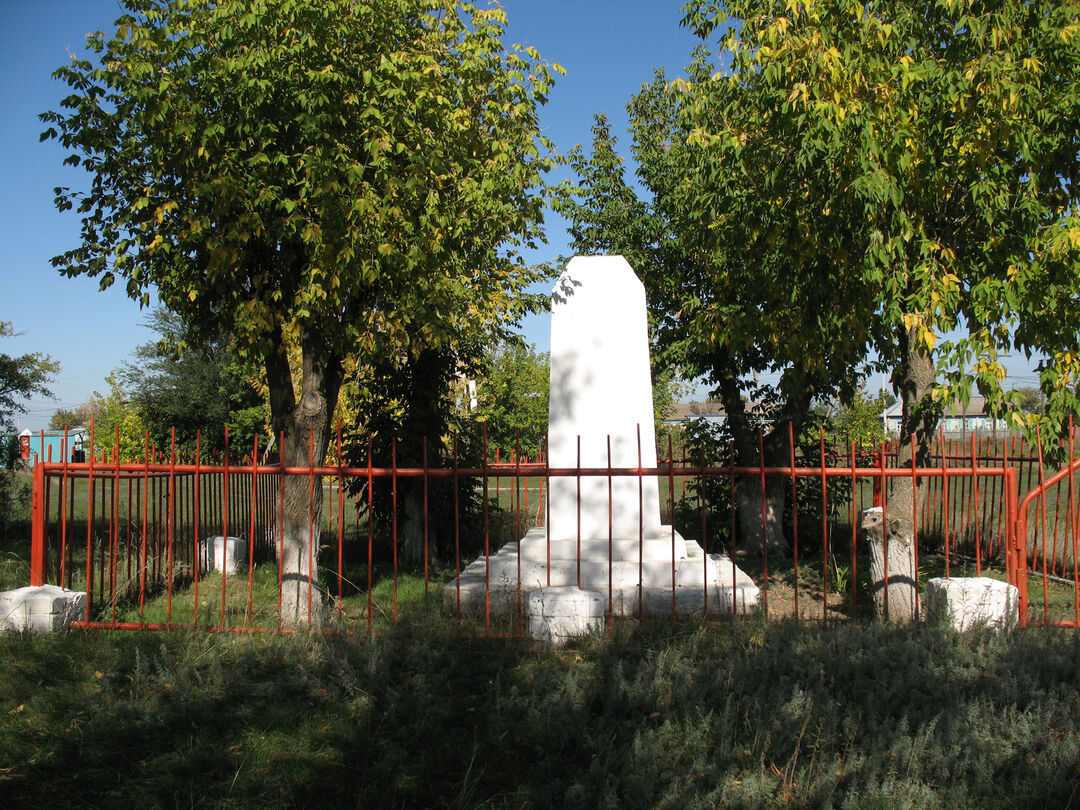 Волгоградская область фроловский. Большой Лычак Фроловского района. Братская могила Хутор Зеленовский Фроловский район. Большой Лычак Фроловского района Волгоградской области. Братская могила советских летчиков Калач на Дону.