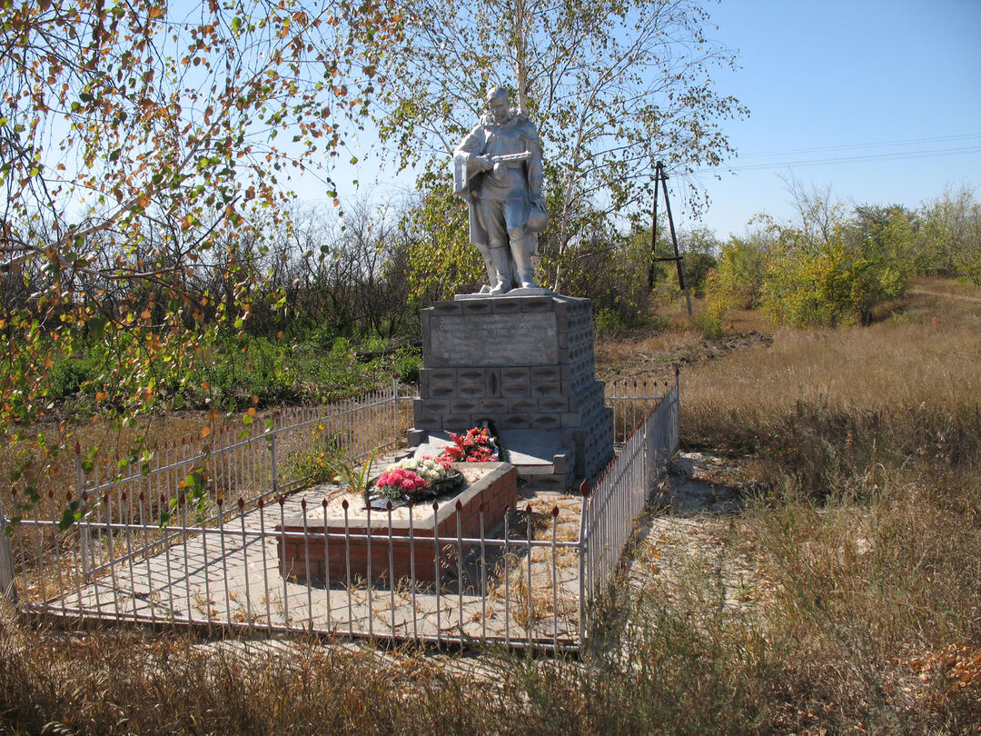 Волгоградская область фроловский. Хутор короли Фроловский район Волгоградская область.. Сакарка Волгоградская область. Братская могила советских воинов Волгоград. Сакарка Волгоградская область Городищенский район.