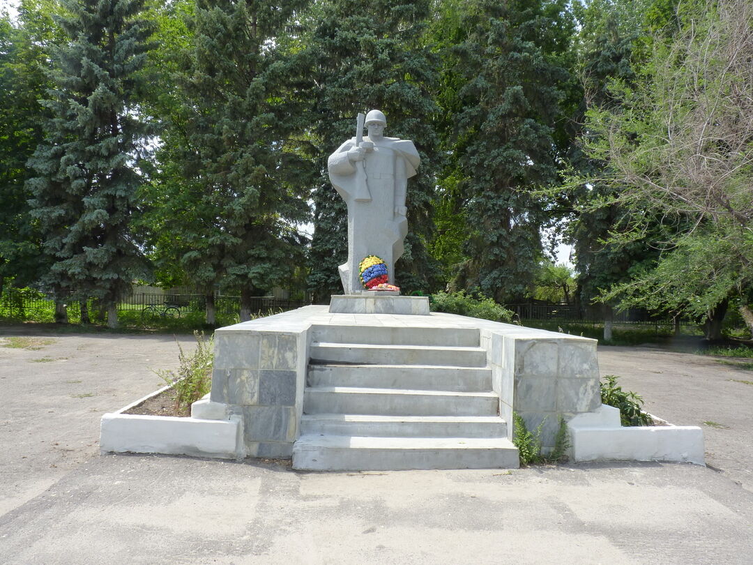 Братская могила Волгоград балка. Братская могила советских воинов. Братская могила м. Горького Волгоград. Памятник на братской могиле советских воинов Горловка.