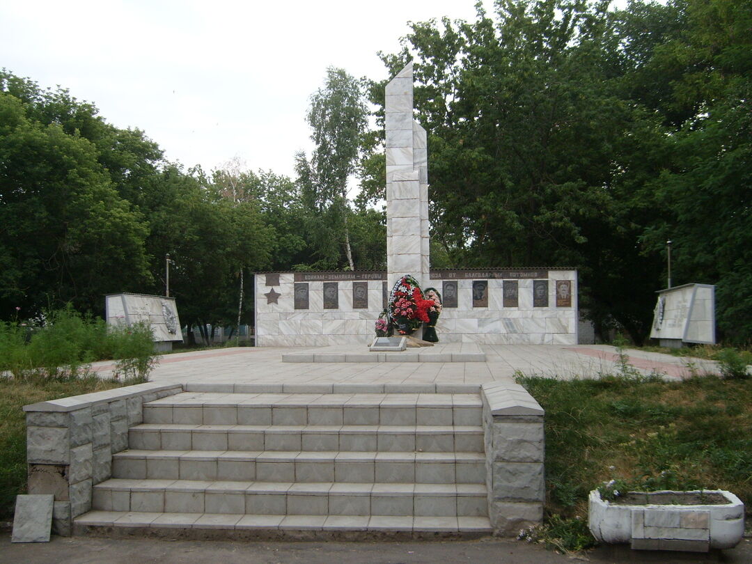 П большевик еланского. Поселок Елань Волгоградская область. Елань Волгоградской области парк Центральный. Елань Волгоградская область парк. Памятники архитектуры Елань Волгоградская.