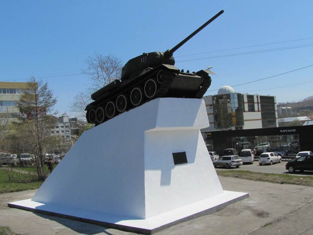 Танк "Т-34", установленный в честь 30-летия победы советского народа в Великой Отечественной войне 1941 - 1945 гг.