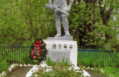 Братская могила 3 советских воинов и 4 партизан, погибших в 1943 г. в бою с немецко-фашистскими захватчиками