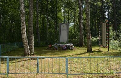 Братская могила воинов Советской Армии, погибших в 1941-1942 гг. в боях с немецко-фашистскими захватчиками