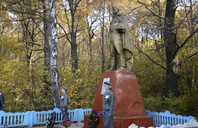 Братская могила 83 советских воинов, погибших в 1941 и 1943 гг. в боях с немецко-фашистскими захватчиками