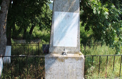 Обелиск  (на братской могиле) 28 воинам, погибшим при освобождении села от немецко-фашист. захватчиков в 1942 г.