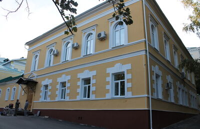Здание бывшей консистории, где в 1918 г. размещался Пензенский центральный штаб и комиссариат по военным делам. Здесь шло формирование частей I-ой Революционной армии, подбор кадров для которой производили производили командующий М.Н.Тухачевский, политические комиссары В.В.Куйбышев, О.Ю.Калнин