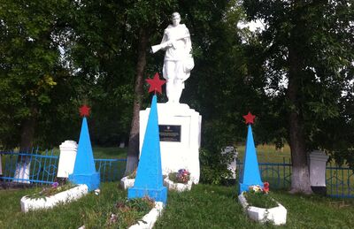 Братская могила воинов, погибших в годы гражданской и Великой Отечественной войн