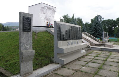Братская могила воинов и партизан, погибших в 1942-43 гг.