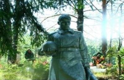 Братская могила 21 воина Советской Армии, умерших в 1941 году в госпиталях от ран, полученных в боях с немецко-фашистскими захватчиками при освобождении Маловишерского района