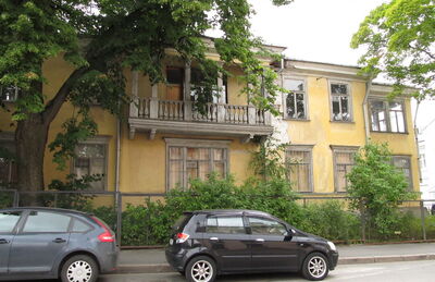 Дом В.И. Вуича, в котором в 1930-1938 гг. жил писатель А.Н. Толстой, в 1938-1941 гг. находился Дом творчества ленинградских писателей, в августе 1941 г. размещалась редакция газеты «За Советскую Родину»