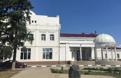 Казарма заводских рабочих и электротеатр, библиотека, театральная сцена