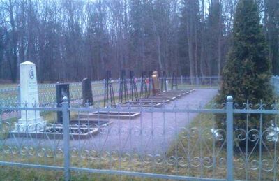 Памятное место, где захоронены советские воины, погибшие в 1941-1944 гг., в том числе – Герой Советского Союза летчик Петров Георгий Георгиевич (1910-1944)